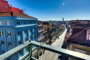 vistas a una calle de la ciudad con edificios en Porto Cinema Apartments, en Oporto