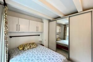 En eller flere senge i et værelse på Apartment 2 rooms near the slopes