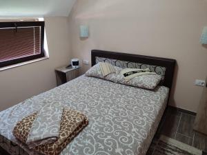 a bed with two pillows on it in a bedroom at Ur Njam-Njam in Vrnjačka Banja
