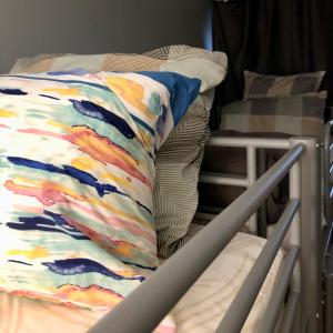 Un pat sau paturi într-o cameră la Female dorm- Femme dortoir Paris 8pm-10am