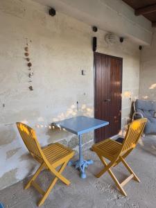 a blue table and two chairs in front of a building at Villa Donna Sibilla in Merine