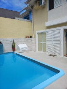 Πισίνα στο ή κοντά στο Sobrado aconchegante com Piscina Ar Condicionado 3 quartos a 150 metros do mar no Brejatuba
