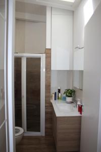 a bathroom with a toilet and a sink and a mirror at Casa indipendente a 2 passi dal mare in Amantea