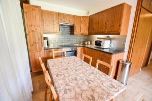 - une petite cuisine avec une table ornée d'un motif dans l'établissement Charmant 50m avec BALCON à Megève !, à Megève