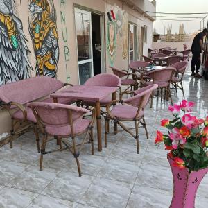 Un restaurant u otro lugar para comer en tota pyramids inn view