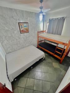 a room with two bunk beds in a room at Cantinho na praia in Arraial do Cabo