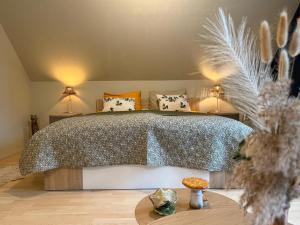 een slaapkamer met een groot bed met twee lampen bij Appartementen Elzentuin in Oud-Beijerland