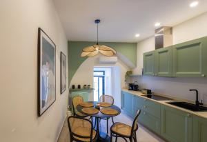 a kitchen with a table and chairs in a kitchen at Stanza Libera in Venafro
