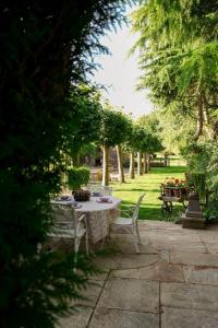 Un jardín fuera de Wisteria Lodge - Stylish Countryside Lodge on 25-Acre Estate