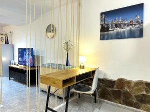 een bureau en een stoel in een kamer bij BellaVista DM private pool in San Bartolomé