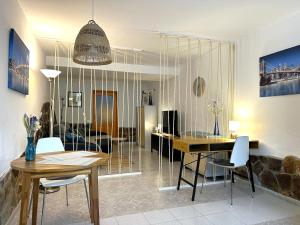 een woonkamer met een tafel en een eetkamer bij BellaVista DM private pool in San Bartolomé