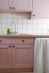 Una cocina o cocineta en Wisteria Lodge - Stylish Countryside Lodge on 25-Acre Estate