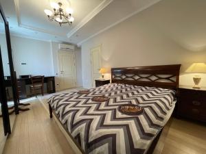 Un pat sau paturi într-o cameră la 2 bedroom Apartment with parking close to Center