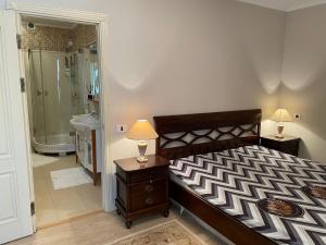 Un pat sau paturi într-o cameră la 2 bedroom Apartment with parking close to Center
