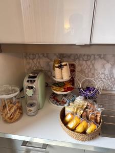 a kitchen counter with bread and a toaster and a basket of food at Entro le mura in Piacenza