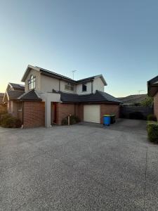 une maison avec une allée devant dans l'établissement Modern Stylish Comfort at Prime Camberwell Retreat, à Camberwell