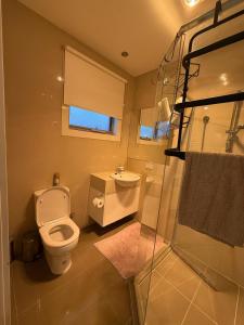 une salle de bain avec toilettes, lavabo et douche dans l'établissement Modern Stylish Comfort at Prime Camberwell Retreat, à Camberwell