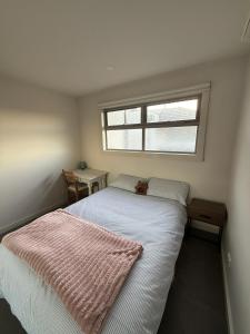 une chambre avec un lit sur lequel est allongé un chien dans l'établissement Modern Stylish Comfort at Prime Camberwell Retreat, à Camberwell 6 autres photos