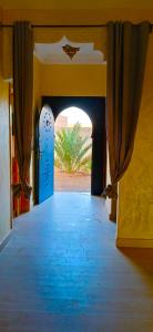 una entrada a un edificio con una puerta azul en Sinbad Hostel, en Merzouga 5 fotos más