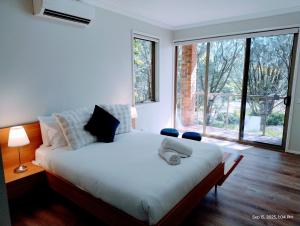Ένα ή περισσότερα κρεβάτια σε δωμάτιο στο Romantic lakehouse at Glen Waverley