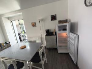 Kuchyň nebo kuchyňský kout v ubytování Maison Pleubian mer à pied