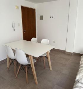 un tavolo bianco e sedie in una stanza di CentroTrelew a Trelew