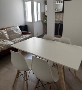 un tavolo bianco e sedie in un soggiorno di CentroTrelew a Trelew