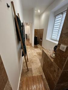 Et badeværelse på Cozy room apartment Nîmes Centre Coupole Arènes + 2 billeder