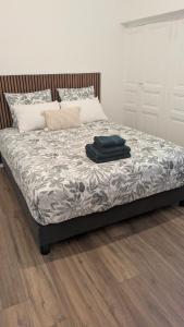 En eller flere senge i et værelse på Cozy room apartment Nîmes Centre Coupole Arènes