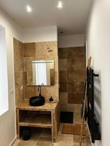 Et badeværelse på Cozy room apartment Nîmes Centre Coupole Arènes