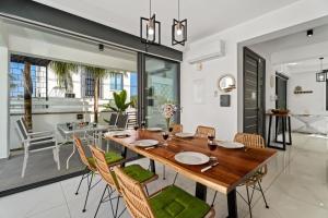 ein Esszimmer mit einem Holztisch und Stühlen in der Unterkunft Villa Alassia 16 by Ezoria Villas in Paralimni