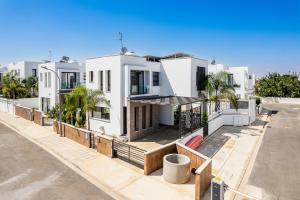 eine Luftansicht eines weißen Hauses in der Unterkunft Villa Alassia 16 by Ezoria Villas in Paralimni