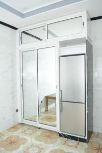メクネスにあるMeknès 1 Royal Suitesのテーブルのある部屋のガラスのドア +10枚の写真