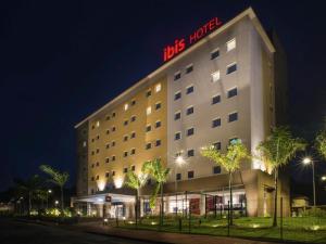 Un edificio de hotel con un cartel encima. en ibis Itatiba, en Itatiba