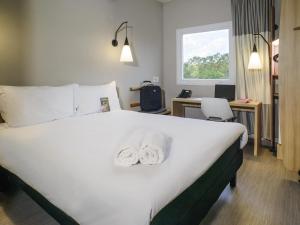 Una cama o camas en una habitación de ibis Itatiba