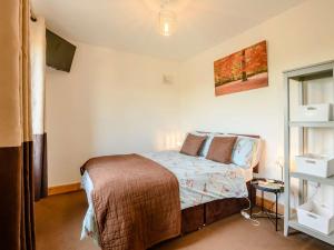 a bedroom with a bed in a room at 2 Bed in Thornicombe 90161 in Charlton Marshall