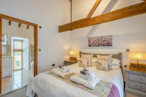 Postel nebo postele na pokoji v ubytování Nichols Barn