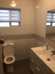 Un baño de Airport Reading Room Rest