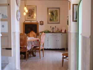 Un comedor con mesa y sillas en Historic family house, en Montefiascone