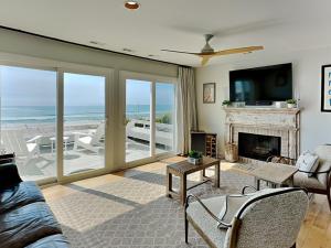 un soggiorno con camino e televisione di Riptide a Sloop Point