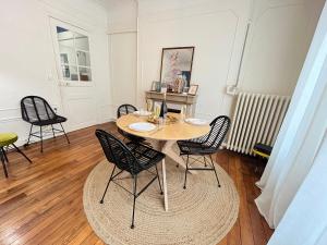 ランスにあるHincmar super suite en hyper centre cathédraleのテーブルと椅子のあるダイニングルーム