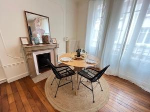 ランスにあるHincmar super suite en hyper centre cathédraleのダイニングルーム(テーブル、椅子、暖炉付) +35枚の写真