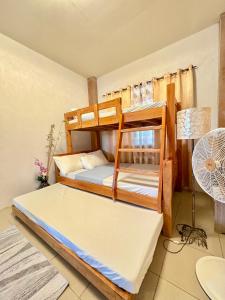 Un pat sau paturi într-o cameră la Villa de Flynn Private Resort
