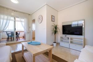 Μια τηλεόραση ή/και κέντρο ψυχαγωγίας στο Apartment for 5 people with pool, terrace, AC, WiFi and parking