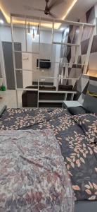 Un dormitorio con una cama grande en una habitación. en Business Stay, en Māripat