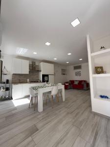 une cuisine et un salon avec une table et des chaises dans l'établissement L'Angolo della Piazza, à Caltagirone