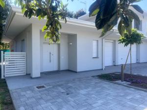 a white house with white doors and a courtyard at White Villa in Casinalbo