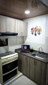 eine Küche mit Spüle und Herd Oberer Backofen in der Unterkunft Fly N' Stay Bogota in Bogotá + 18 Fotos