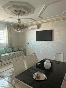 メクネスにあるMeknès 3 Spacious Penthouseのテーブルとソファのあるリビングルーム