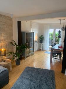 a living room with a table and a dining room at Auszeit Deluxe in Kirchheim unter Teck